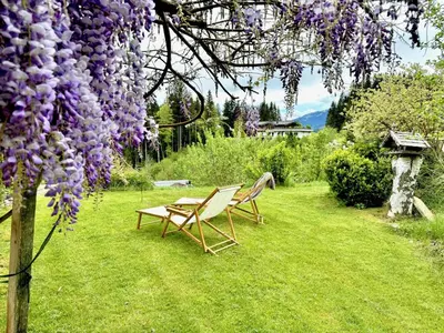 Ein Garten an der Unterkunft 5* Panorama Chalet mit Sauna by Belle Stay