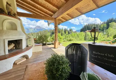 Ein allgemeiner Bergblick oder ein Berglick von des Ferienhauses aus