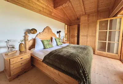 Ein Bett oder Betten in einem Zimmer der Unterkunft 5* Panorama Chalet mit Sauna by Belle Stay