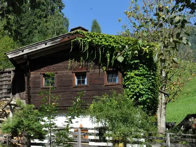 Das Gebäude in dem sich das Ferienhaus befindet
