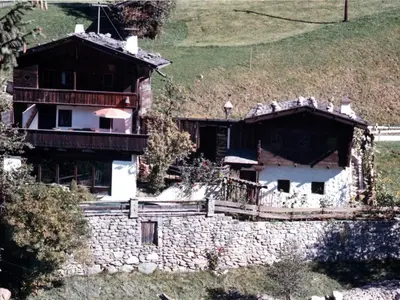 Das Gebäude in dem sich das Ferienhaus befindet