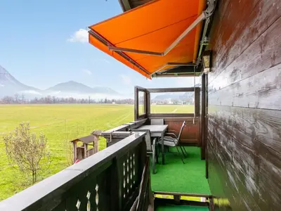 Ein allgemeiner Bergblick oder ein Berglick von des Ferienhauses aus