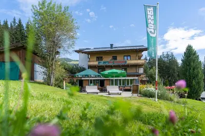 Ein Garten an der Unterkunft Berghotel Breitmoos