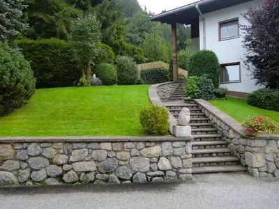 Ein Garten an der Unterkunft Ferienwohnungen Pfister