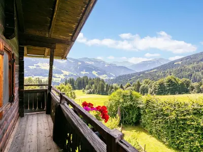 Ein allgemeiner Bergblick oder ein Berglick von des Ferienhauses aus