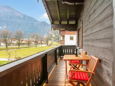 Ein allgemeiner Bergblick oder ein Berglick von des Ferienhauses aus