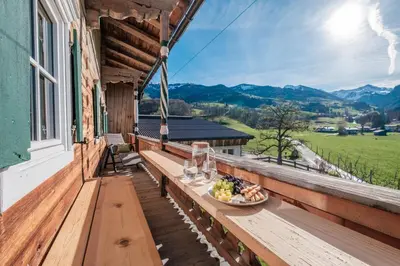 Ein allgemeiner Bergblick oder ein Berglick von des Bauernhofs aus