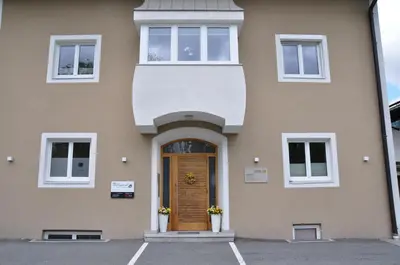 Eine Fassade oder ein Eingang zu Achenblick
