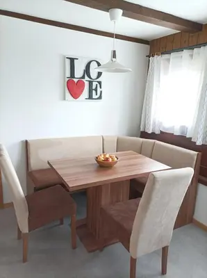 Ein Sitzbereich in der Unterkunft Ferienwohnung Innergreit