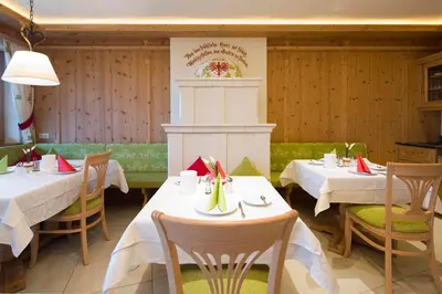 Ein Sitzbereich in der Unterkunft Hotel Garni Bavaria