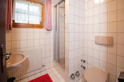 Ein Badezimmer in der Unterkunft Chalet Alpine Royal B Top 20