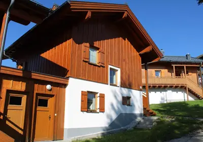 Das Gebäude in dem sich das Ferienhaus befindet