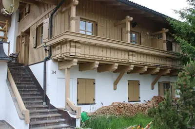 Das Gebäude in dem sich das Ferienhaus befindet