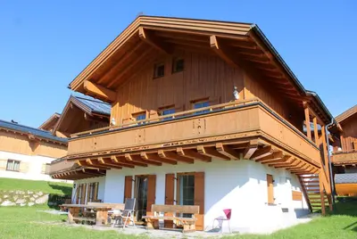 Das Gebäude in dem sich das Ferienhaus befindet