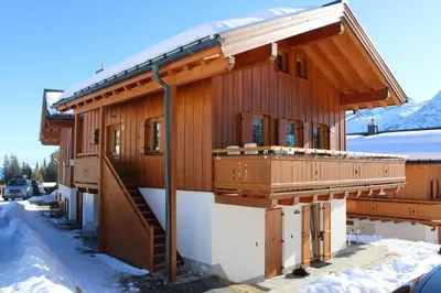 Das Gebäude in dem sich das Ferienhaus befindet