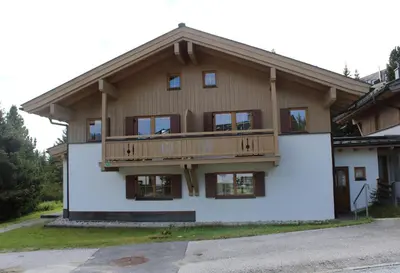 Das Gebäude in dem sich das Ferienhaus befindet
