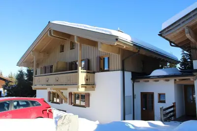 Das Gebäude in dem sich das Ferienhaus befindet