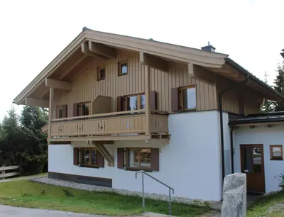 Das Gebäude in dem sich das Ferienhaus befindet