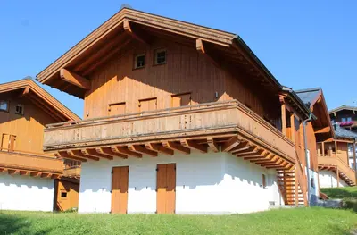 Das Gebäude in dem sich das Ferienhaus befindet