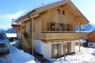Das Gebäude in dem sich das Ferienhaus befindet
