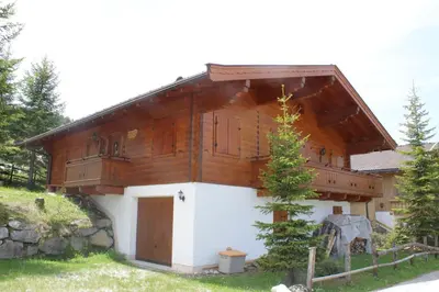 Das Gebäude in dem sich das Ferienhaus befindet