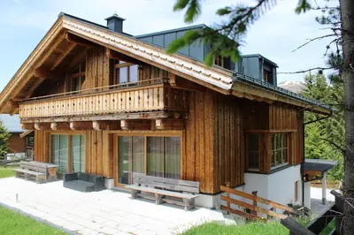 Das Gebäude in dem sich das Ferienhaus befindet
