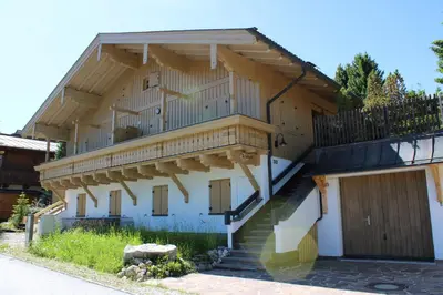 Das Gebäude in dem sich das Ferienhaus befindet