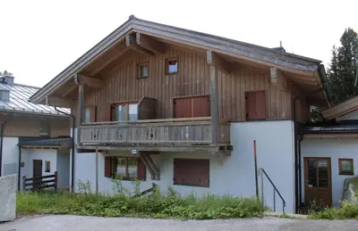 Das Gebäude in dem sich das Ferienhaus befindet