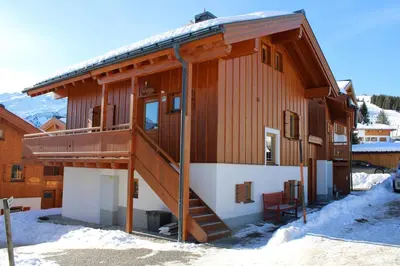 Das Gebäude in dem sich das Ferienhaus befindet
