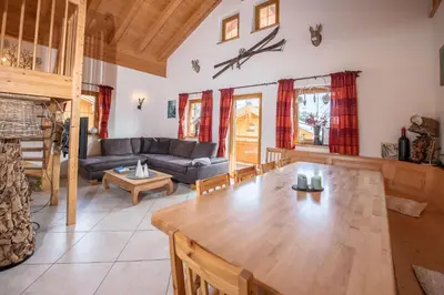 Ein Sitzbereich in der Unterkunft Almhäuser Filzsteinalpe Almhaus 197