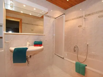 Ein Badezimmer in der Unterkunft Apartment Gasteighof-6 by Interhome