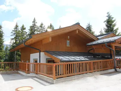 Das Gebäude in dem sich das Ferienhaus befindet