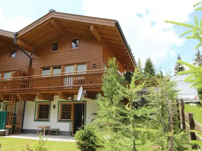 Das Gebäude in dem sich das Ferienhaus befindet