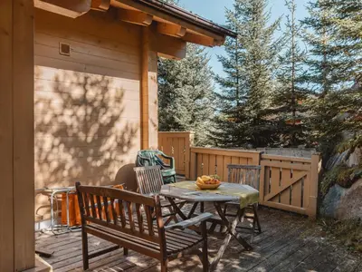Ein Balkon oder eine Terrasse in der Unterkunft Chalet Königsleiten 1 by Interhome