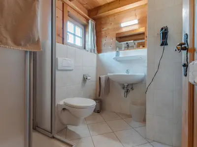 Ein Badezimmer in der Unterkunft Chalet Königsleiten 1 by Interhome
