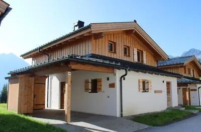 Das Gebäude in dem sich das Ferienhaus befindet