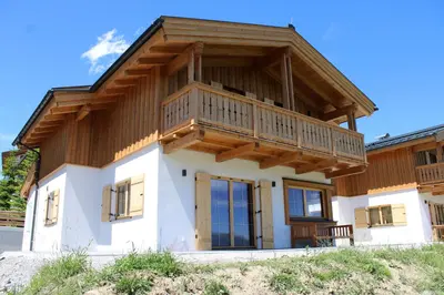 Das Gebäude in dem sich das Ferienhaus befindet