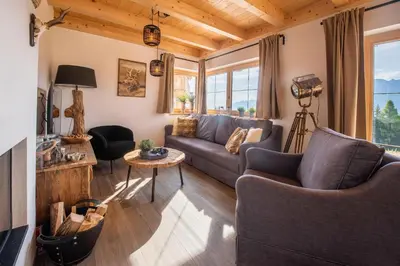Ein Sitzbereich in der Unterkunft Filzsteinresort Chalets - Chalet 237