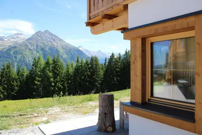 Ein allgemeiner Bergblick oder ein Berglick von des Ferienhauses aus