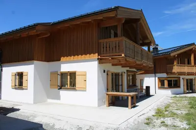 Das Gebäude in dem sich das Ferienhaus befindet