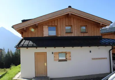 Das Gebäude in dem sich das Ferienhaus befindet
