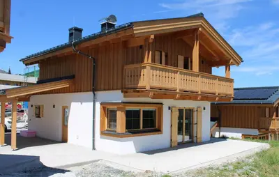 Das Gebäude in dem sich das Ferienhaus befindet