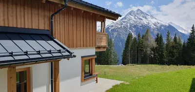 Ein allgemeiner Bergblick oder ein Berglick von des Ferienhauses aus