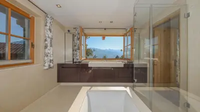 Ein Badezimmer in der Unterkunft Chalet Bockberg - Ski in & out, Jacuzzi Sauna, Bergblick - by One Villas