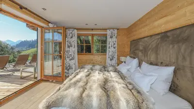 Ein allgemeiner Bergblick oder ein Berglick von des Chalets aus