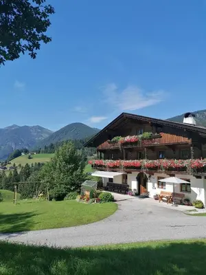 Ein allgemeiner Bergblick oder ein Berglick von des Bauernhofs aus