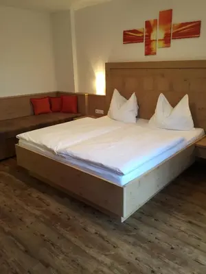 Ein Bett oder Betten in einem Zimmer der Unterkunft Hotel Garni Ingeborg