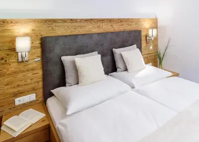 Ein Bett oder Betten in einem Zimmer der Unterkunft Hotel Garni Ingeborg