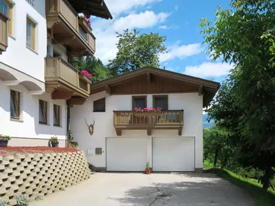 Das Gebäude in dem sich das Ferienhaus befindet
