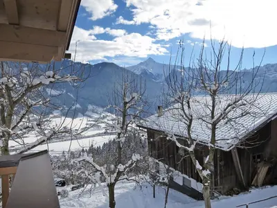 Ein allgemeiner Bergblick oder ein Berglick von des Ferienhauses aus